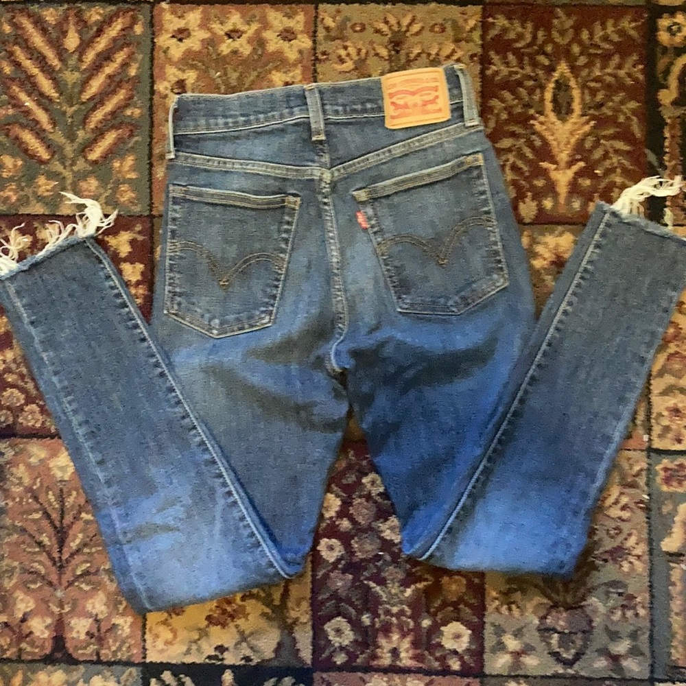 Levi’s size 25 Wedgie skinny.